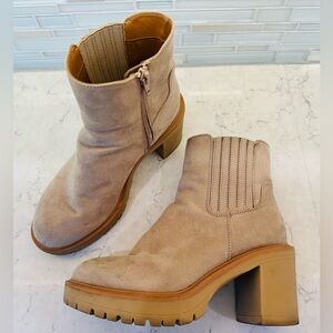 Women’s Size 6 Universal Thread Chunky Heel Tan Ankle Boots